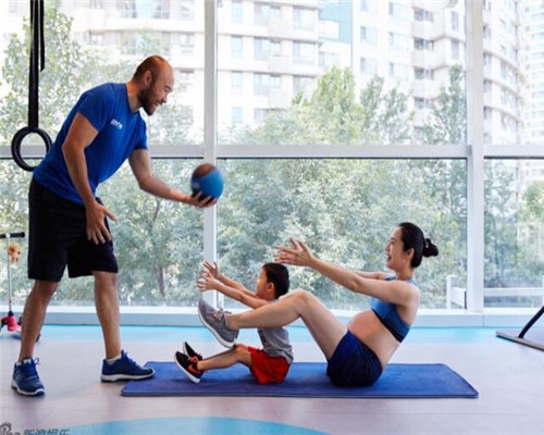 女子边哺乳边健身 产后如何恢复迷人小蛮腰??